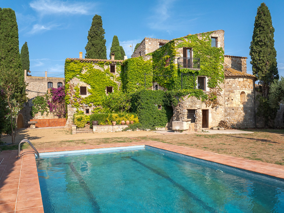 Rustic property real estate sector